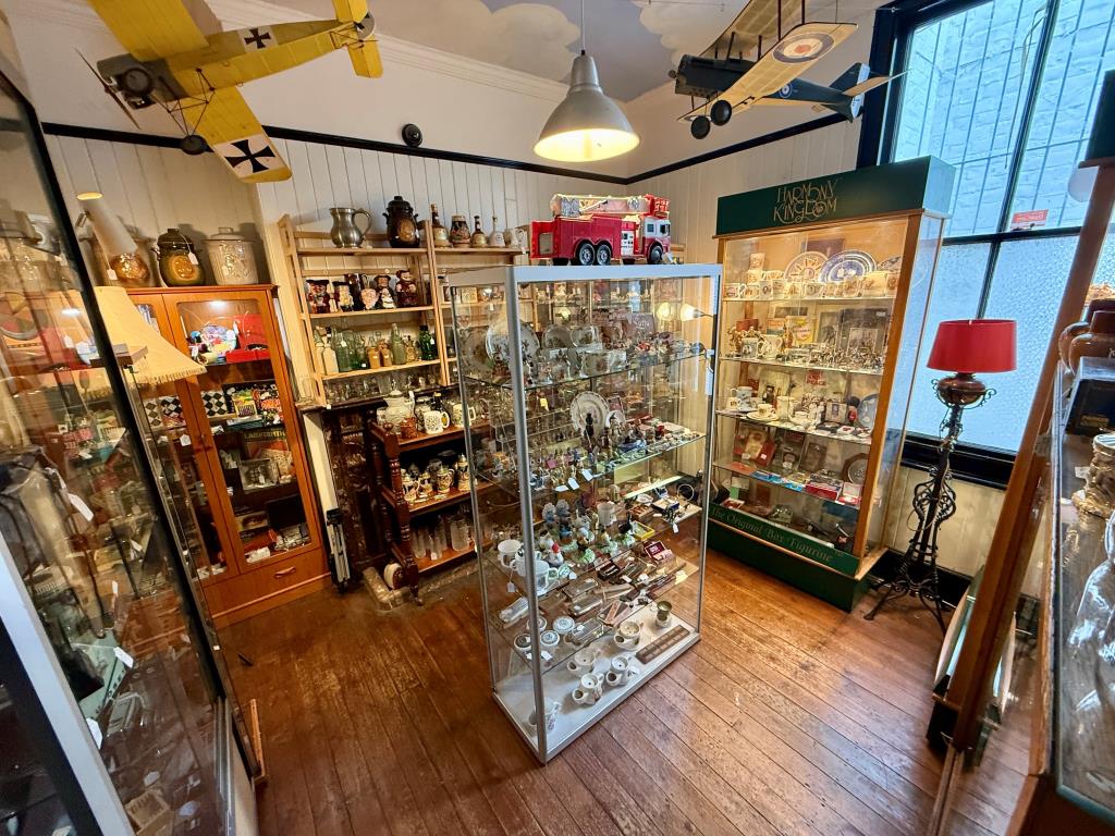 Lot: 52 - MIXED USE PROPERTY IN GOOD LOCATION - Ground floor rear display room